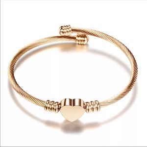 Beautiful heart bracelet in gold @jewlsbyyuls